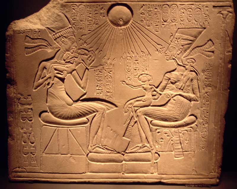 Anjenatón, Nefertiti y sus hijas.